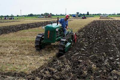 Вспашка земли трактором: преимущества и недостатки механизированной обработки почвы